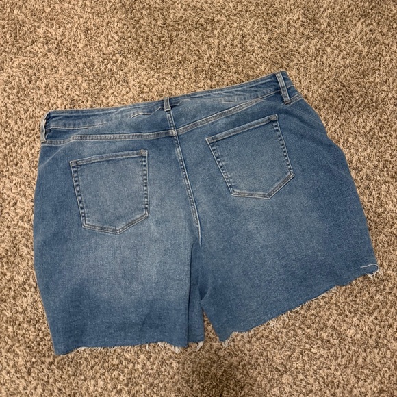 High rise raw hem shorts - Picture 2 of 2